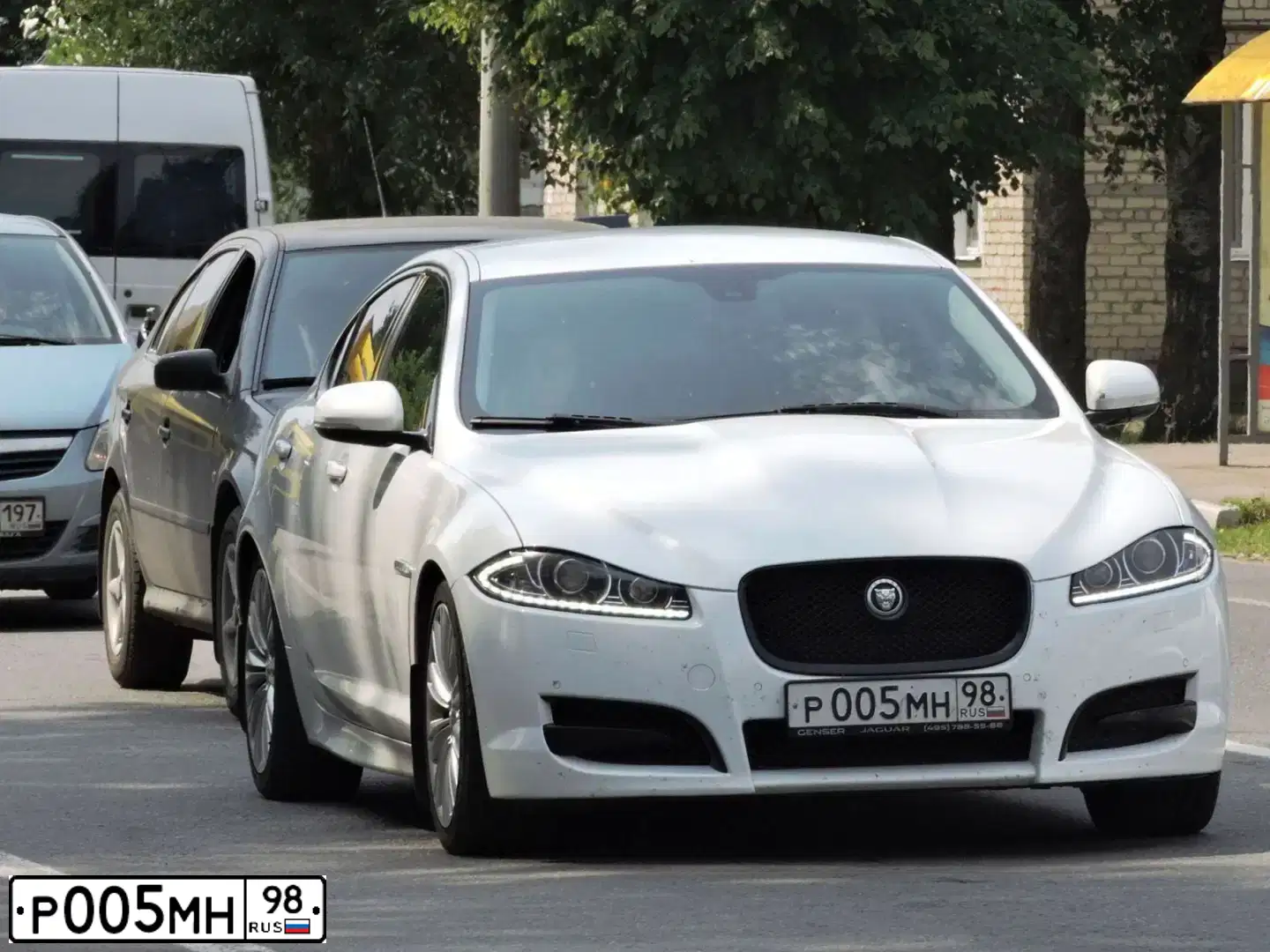 Фото автомобиля JAGUAR XF-SERIE, 2012 — госномер Р005МН98. Цвет: БЕЛЫЙ