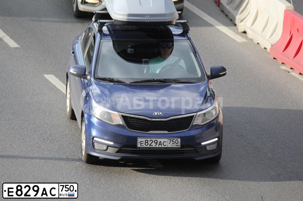 Фото автомобиля KIA RIO, 2015 — госномер Е829АС750. Цвет: СИНИЙ