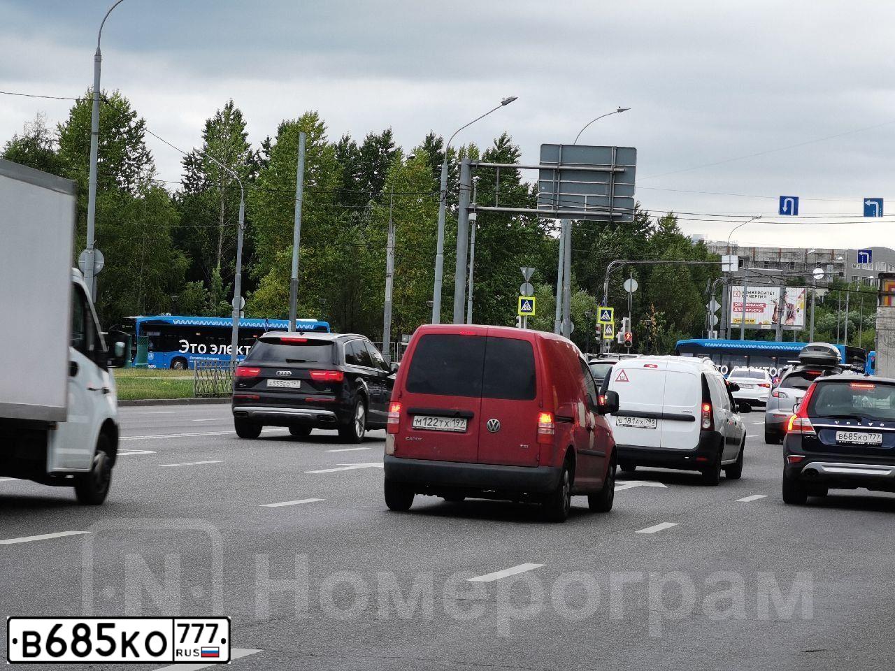 Фото автомобиля VOLVO XC70, 2014 — госномер В685КО777. Цвет: СИНИЙ ТЕМНЫЙ