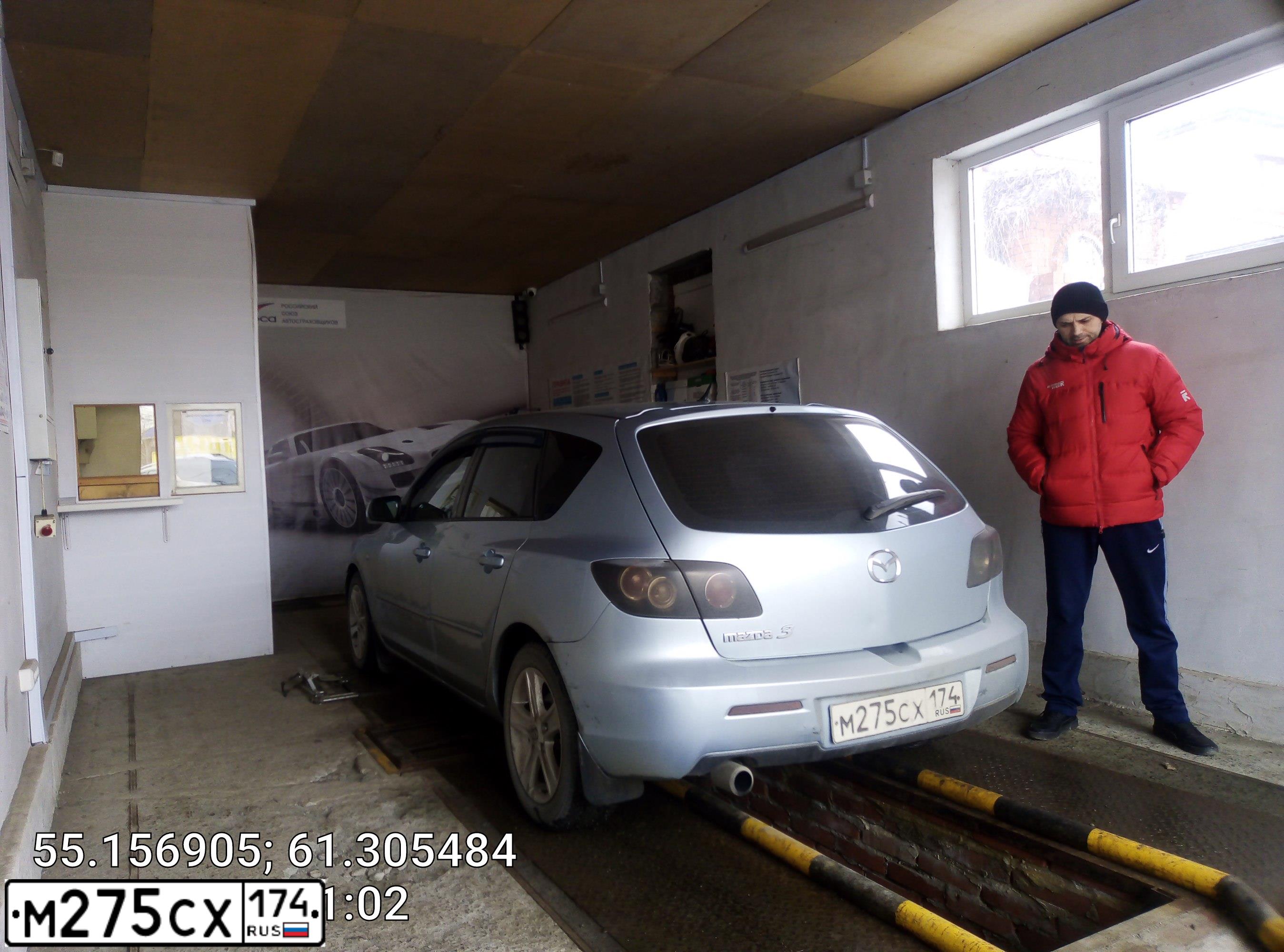 Фото автомобиля MAZDA 3, 2006 — госномер Р332КУ774. Цвет: Серебристый