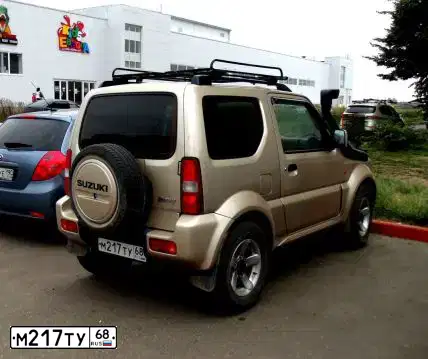 Фото автомобиля SUZUKI JIMNY, 2005 — госномер К678ОВ30. Цвет: БЕЖЕВЫЙ