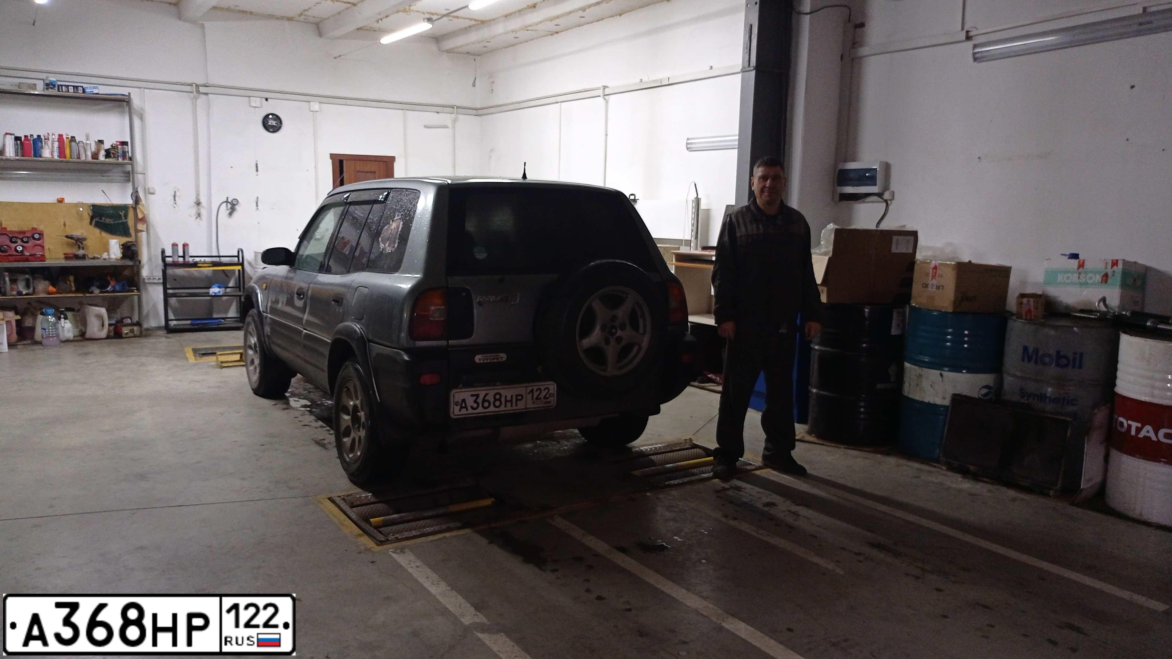 Фото автомобиля TOYOTA RAV4, 1996 — госномер В794ТХ124. Цвет: СЕРЫЙ
