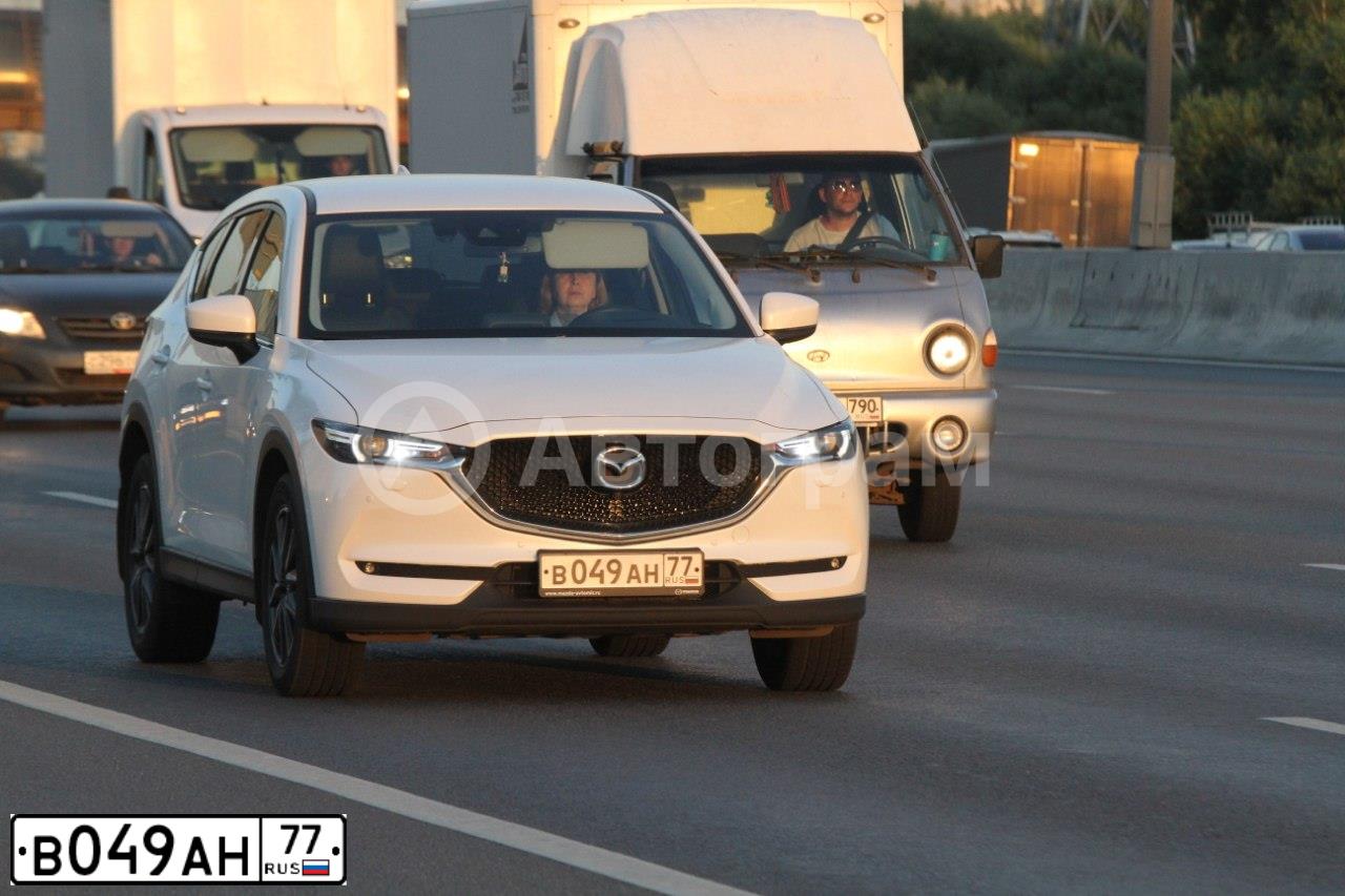 Фото автомобиля MAZDA CX-5, 2019 — госномер В049АН77. Цвет: БЕЛЫЙ ПЕРЛАМУТР