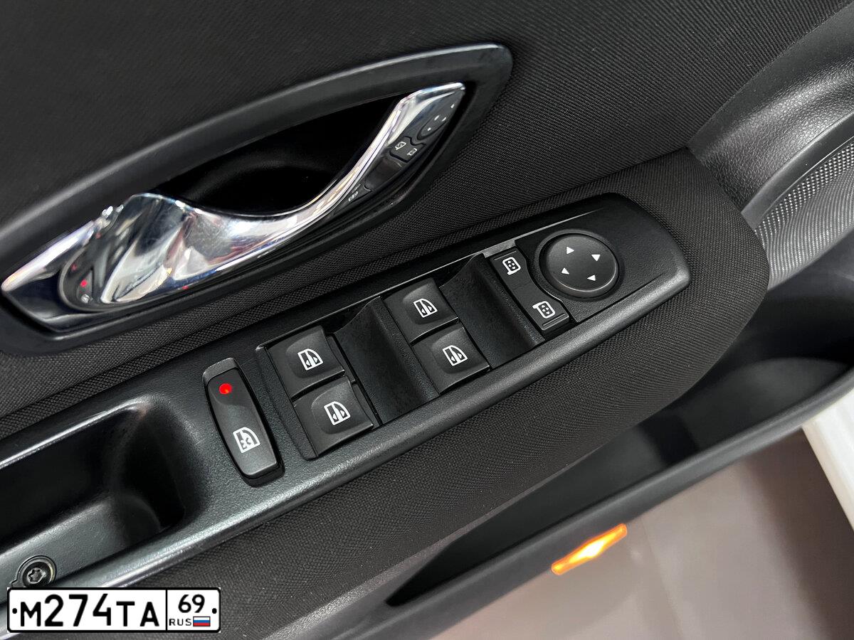 Фото автомобиля RENAULT MEGANE, 2012 — госномер С582РА69. Цвет: Белый