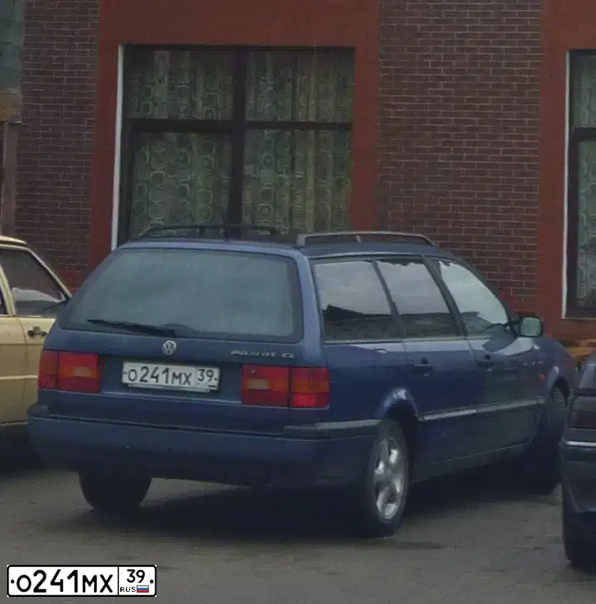 Фото автомобиля VOLKSWAGEN PASSAT, 1993 — госномер О241МХ39. Цвет: СИНИЙ