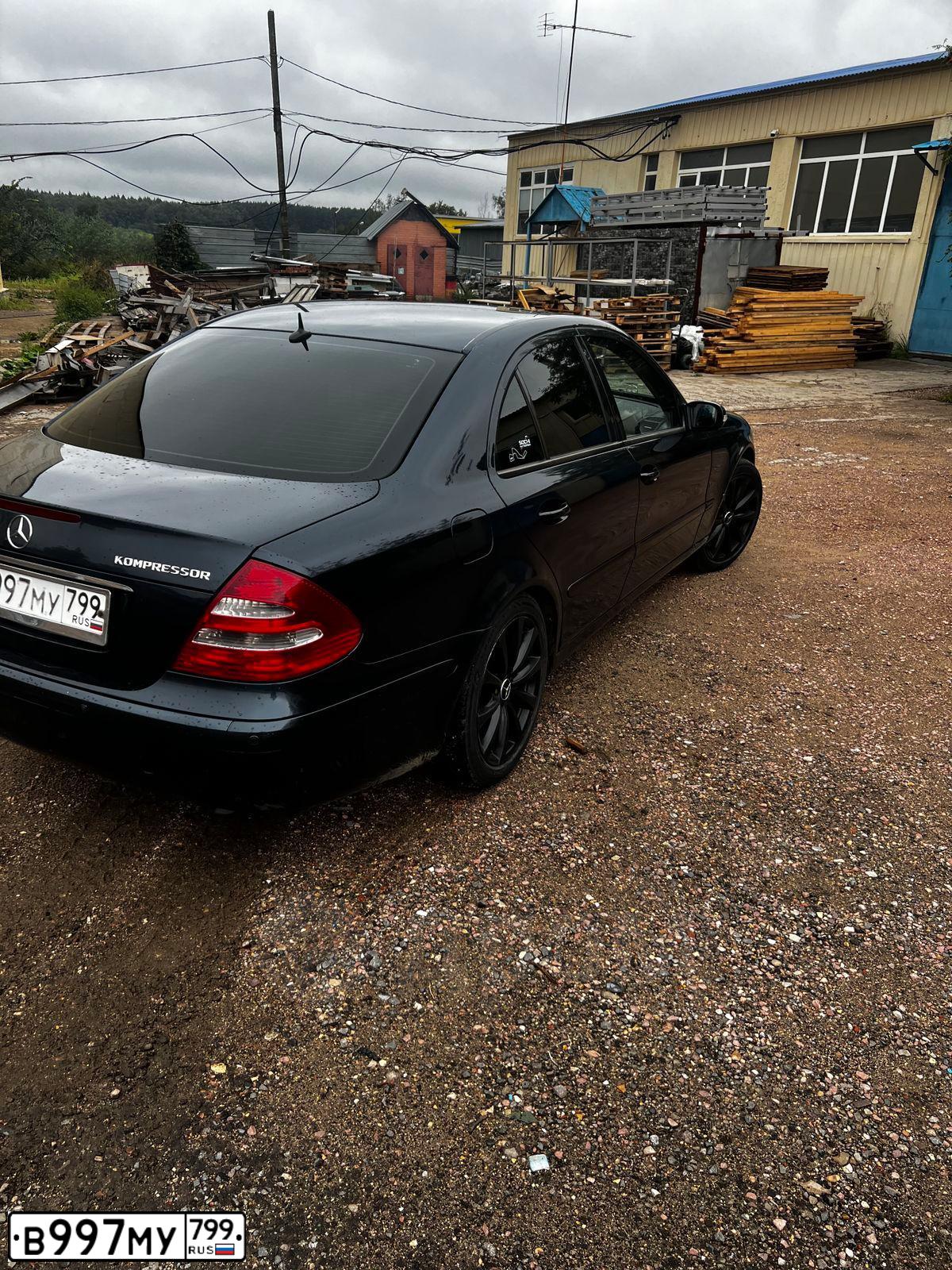 Фото автомобиля MERCEDES E-KLASSE, 2003 — госномер В997МУ799. Цвет: Темно-синий