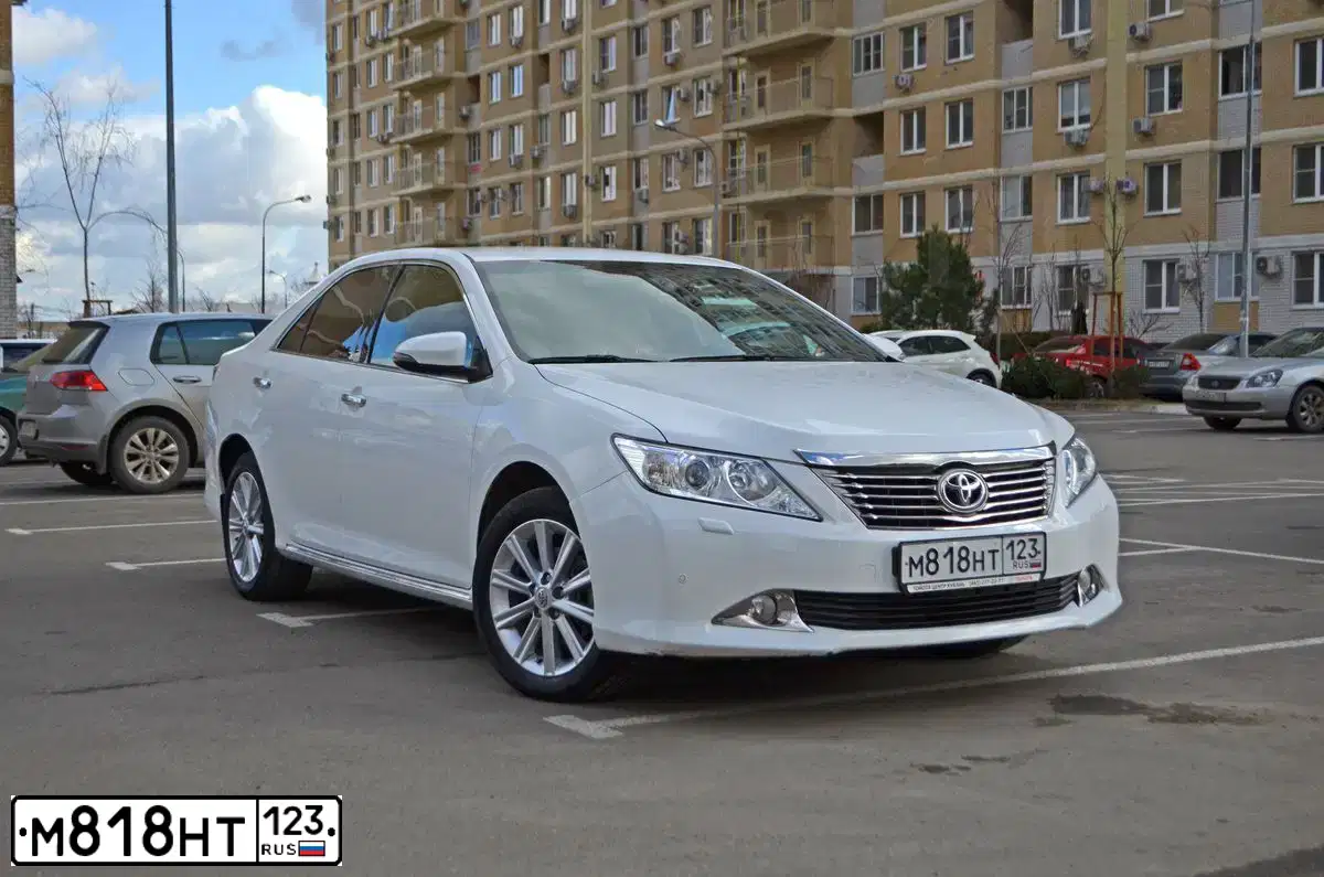 Фото автомобиля TOYOTA CAMRY, 2014 — госномер Х900АН07. Цвет: Белый