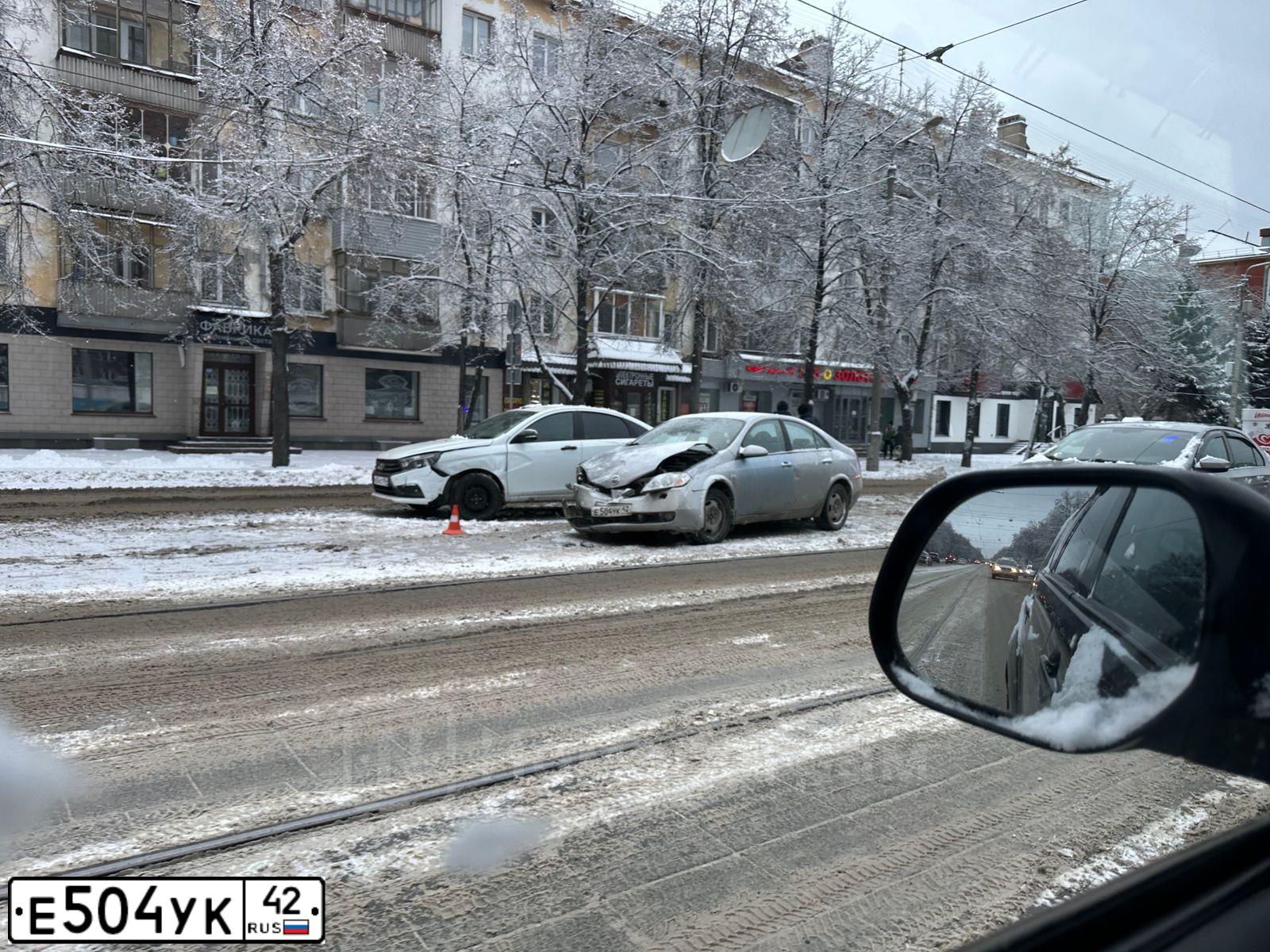 Фото автомобиля NISSAN PRIMERA, 2002 — госномер Е504УК42. Цвет: СЕРЕБРИСТЫЙ