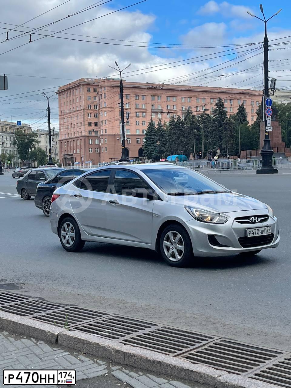 Фото автомобиля HYUNDAI SOLARIS, 2011 — госномер Р470НН174. Цвет: серебристый