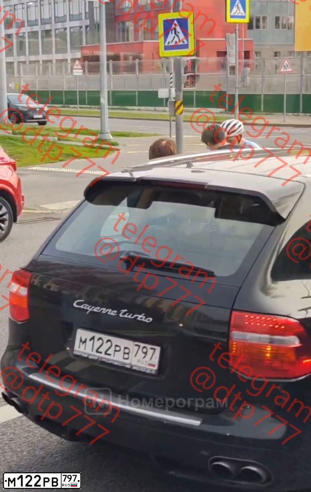 Фото автомобиля PORSCHE CAYENNE, 2008 — госномер М122РВ797. Цвет: Темно-зеленый