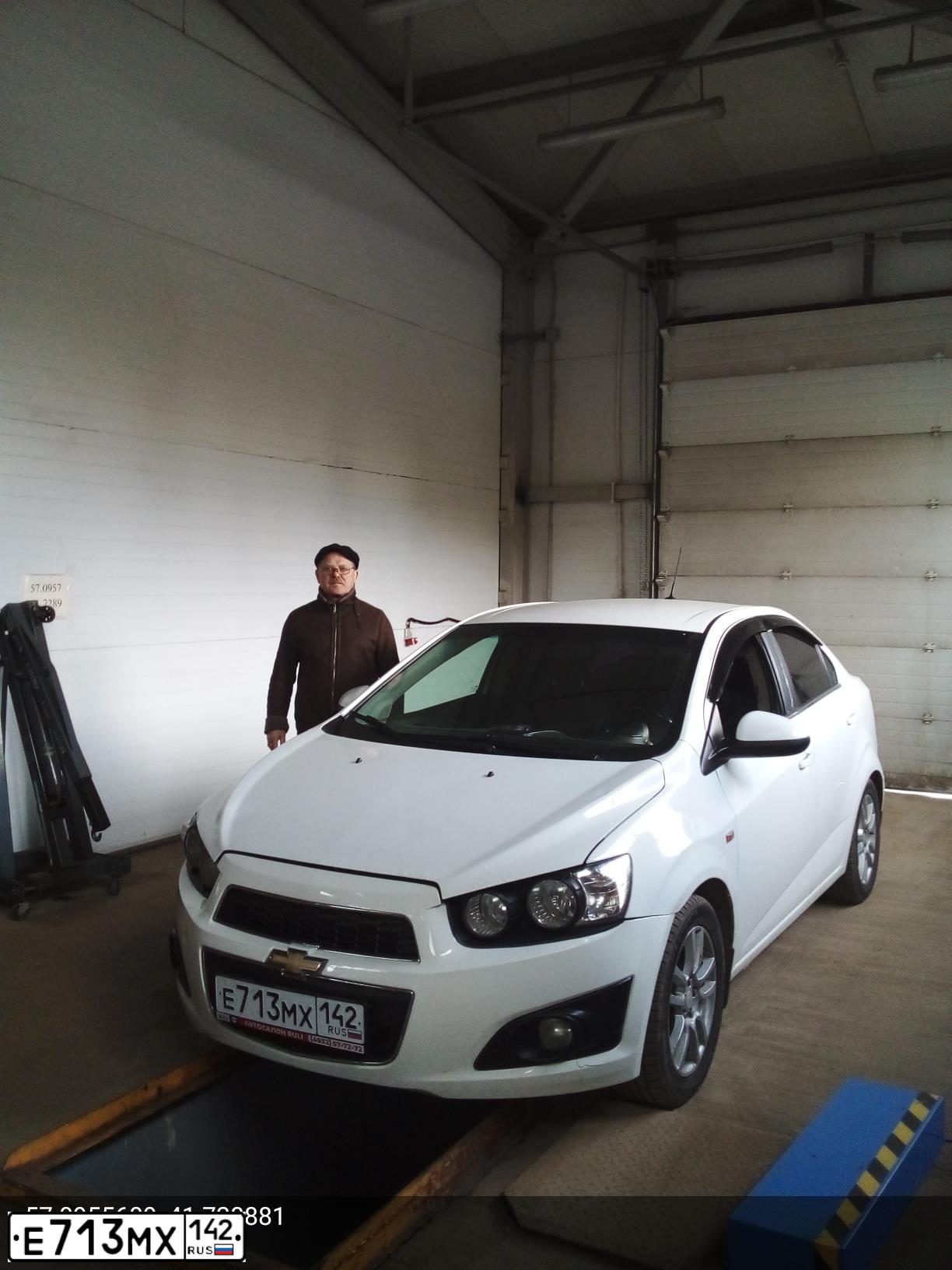 Фото автомобиля CHEVROLET AVEO, 2012 — госномер В605ТО37. Цвет: Белый