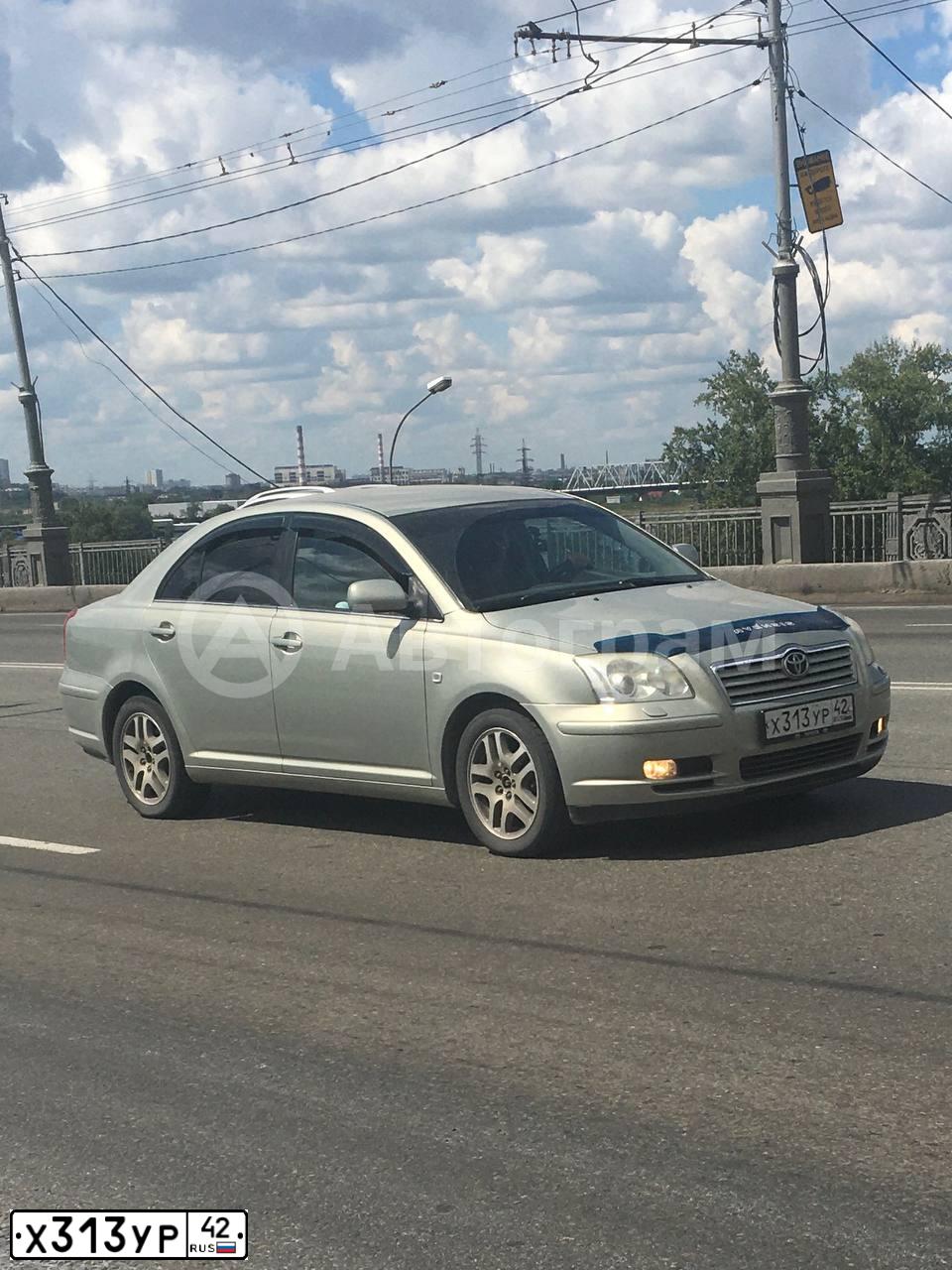 Фото автомобиля TOYOTA AVENSIS, 2005 — госномер Х313УР42. Цвет: СВЕТЛО-ОЛИВКОВЫЙ