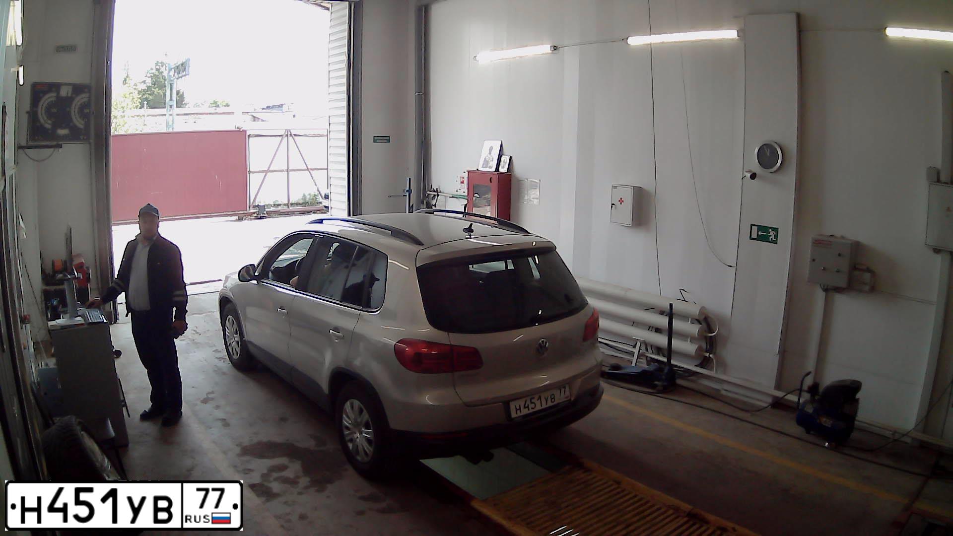 Фото автомобиля VOLKSWAGEN TIGUAN, 2012 — госномер Х918ХЕ790. Цвет: Серый