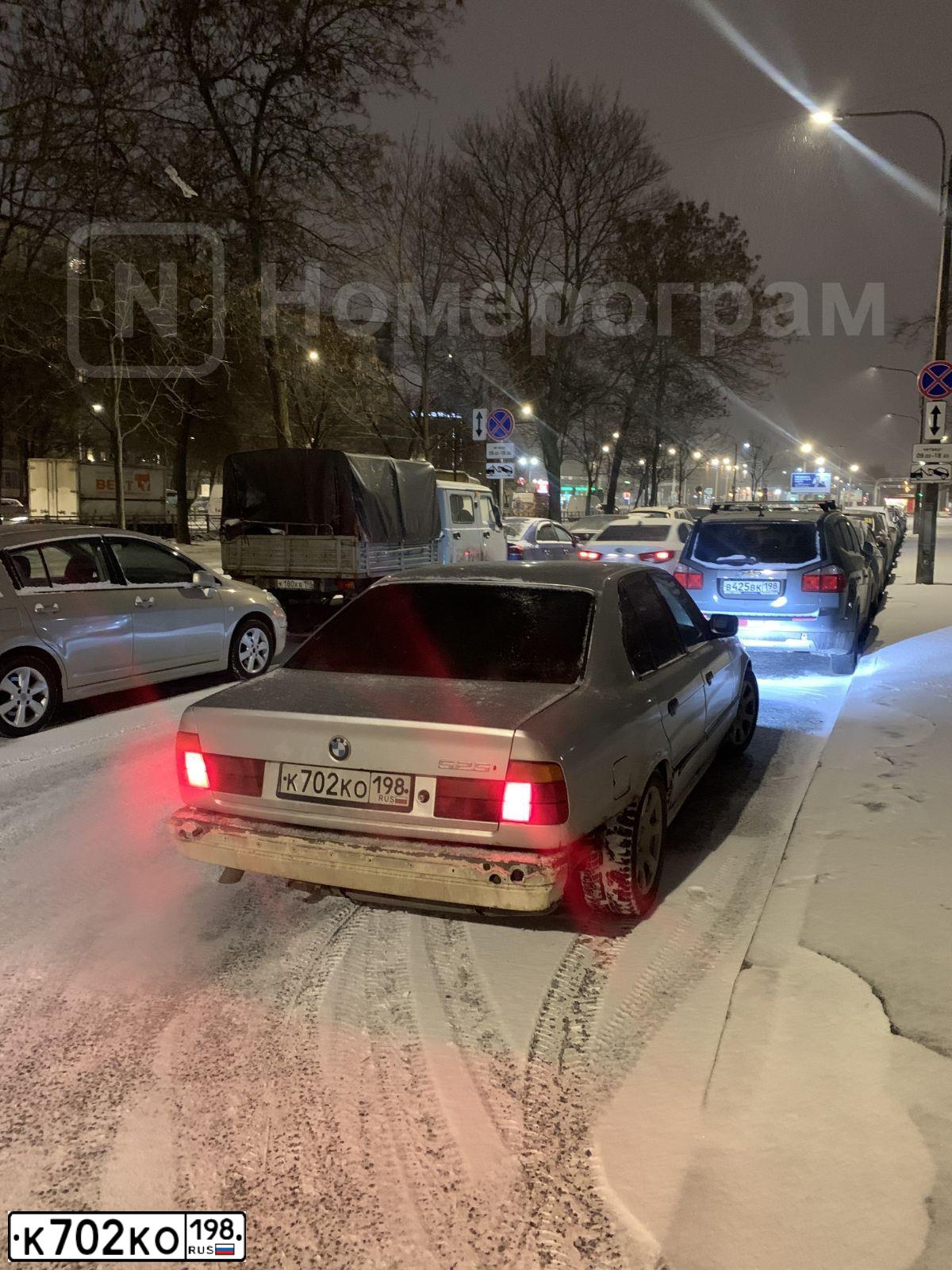 Фото автомобиля BMW SERIE 5, 1992 — госномер К702КО198. Цвет: Серебристый