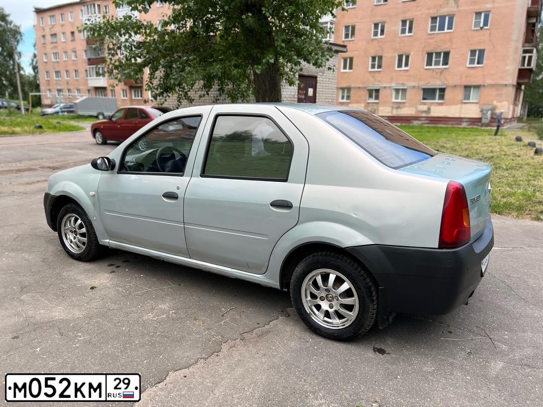 Фото автомобиля RENAULT LOGAN, 2005 — госномер М052КМ29. Цвет: Светло-Серо-Голубой