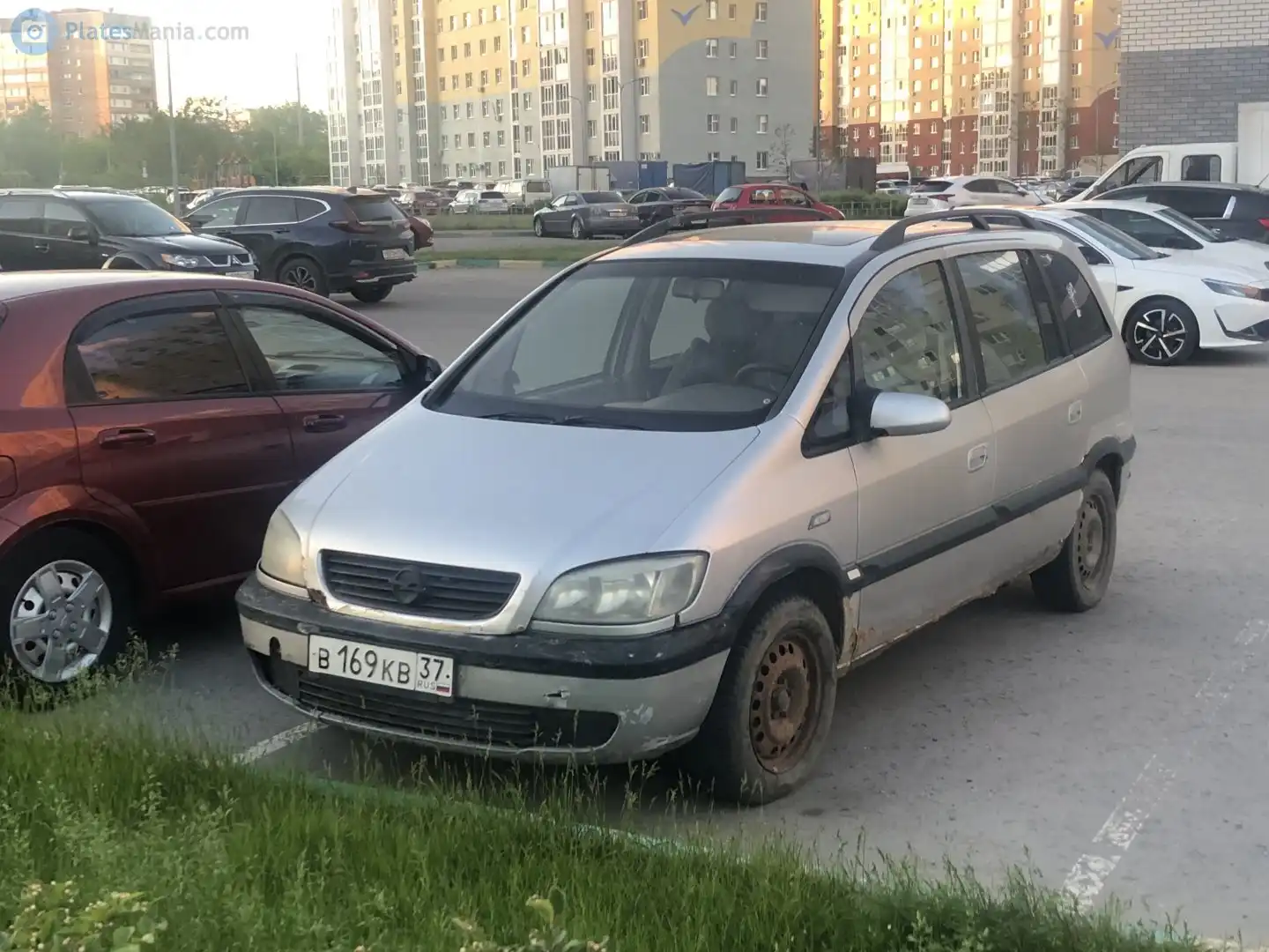 Фото автомобиля OPEL ZAFIRA, 2004 — госномер В169КВ37. Цвет: Серебристый