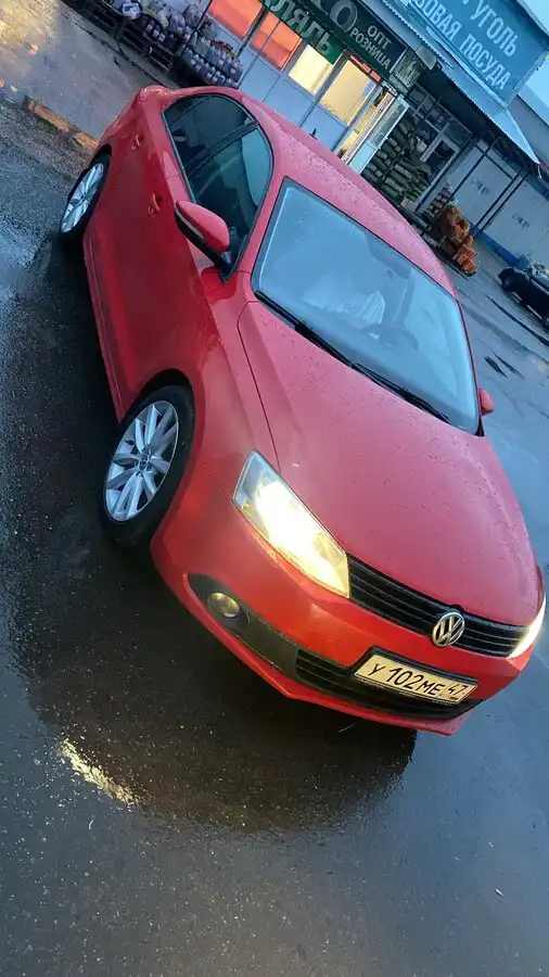 Фото автомобиля VOLKSWAGEN JETTA, 2011 — госномер О253УМ790. Цвет: Красный