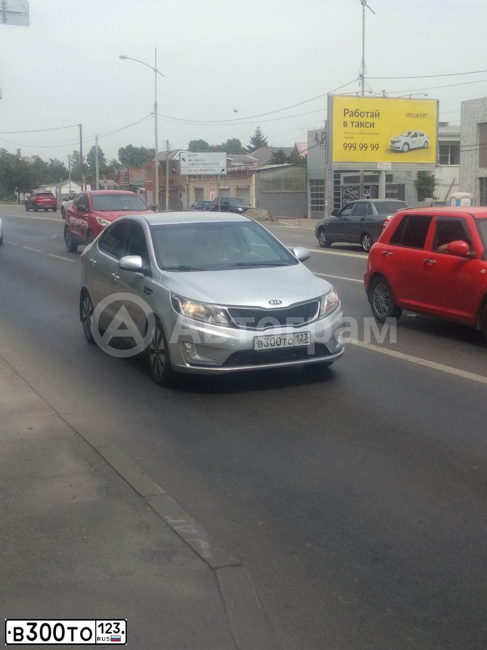Фото автомобиля KIA RIO, 2013 — госномер В300ТО123. Цвет: СЕРЕБРИСТЫЙ