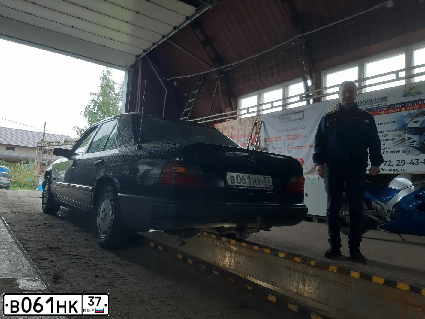 Фото автомобиля MERCEDES-BENZ 200D, 1985 — госномер Р238УТ198. Цвет: синий