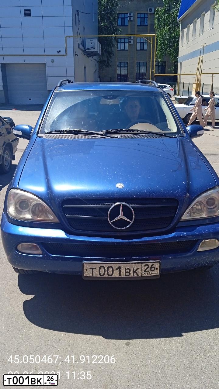 Фото автомобиля MERCEDES M-KLASSE, 2002 — госномер Т001ВК26. Цвет: синий