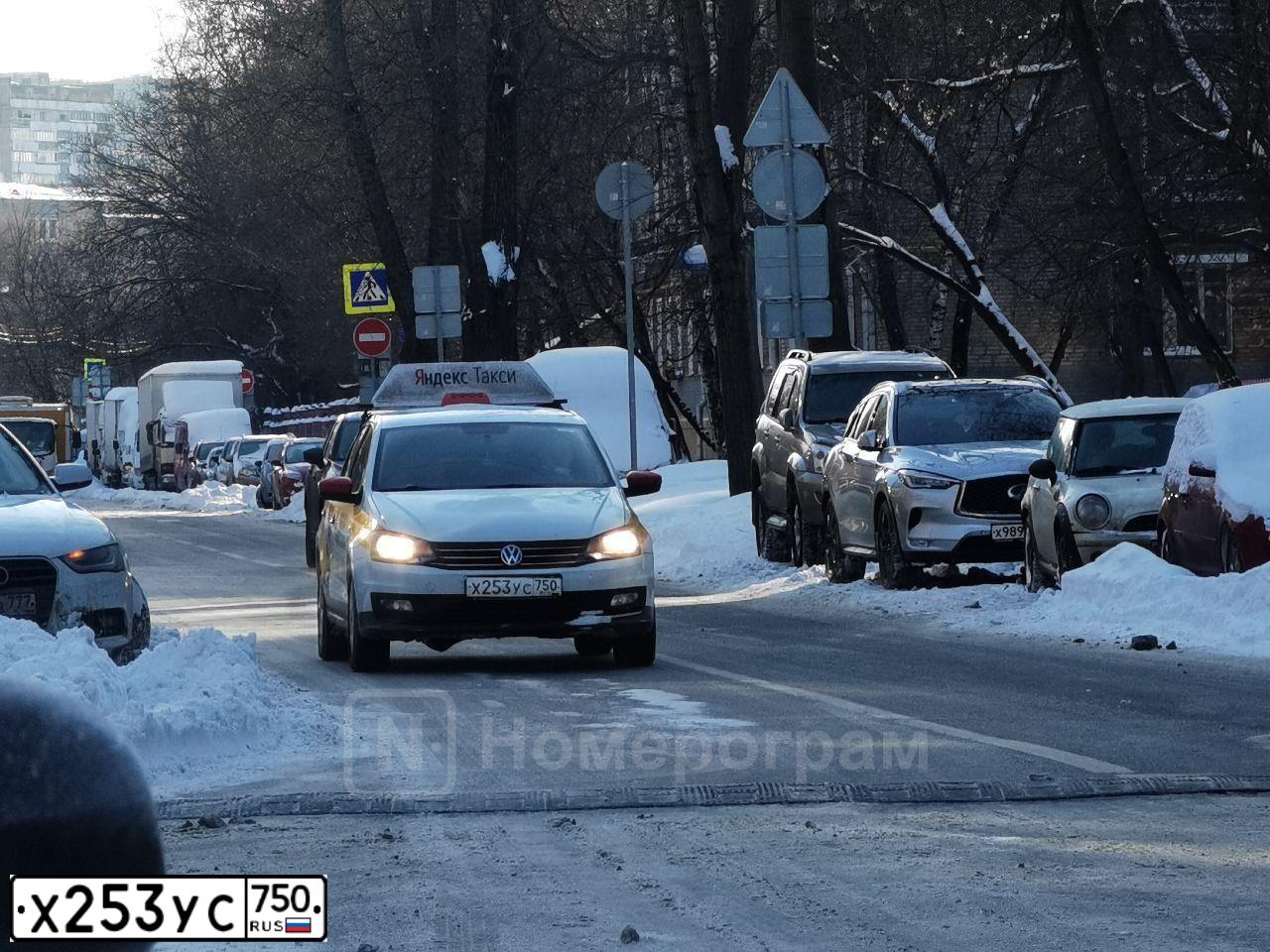 Фото автомобиля MERCEDES A-KLASSE, 2018 — госномер У045СК799. Цвет: Серый