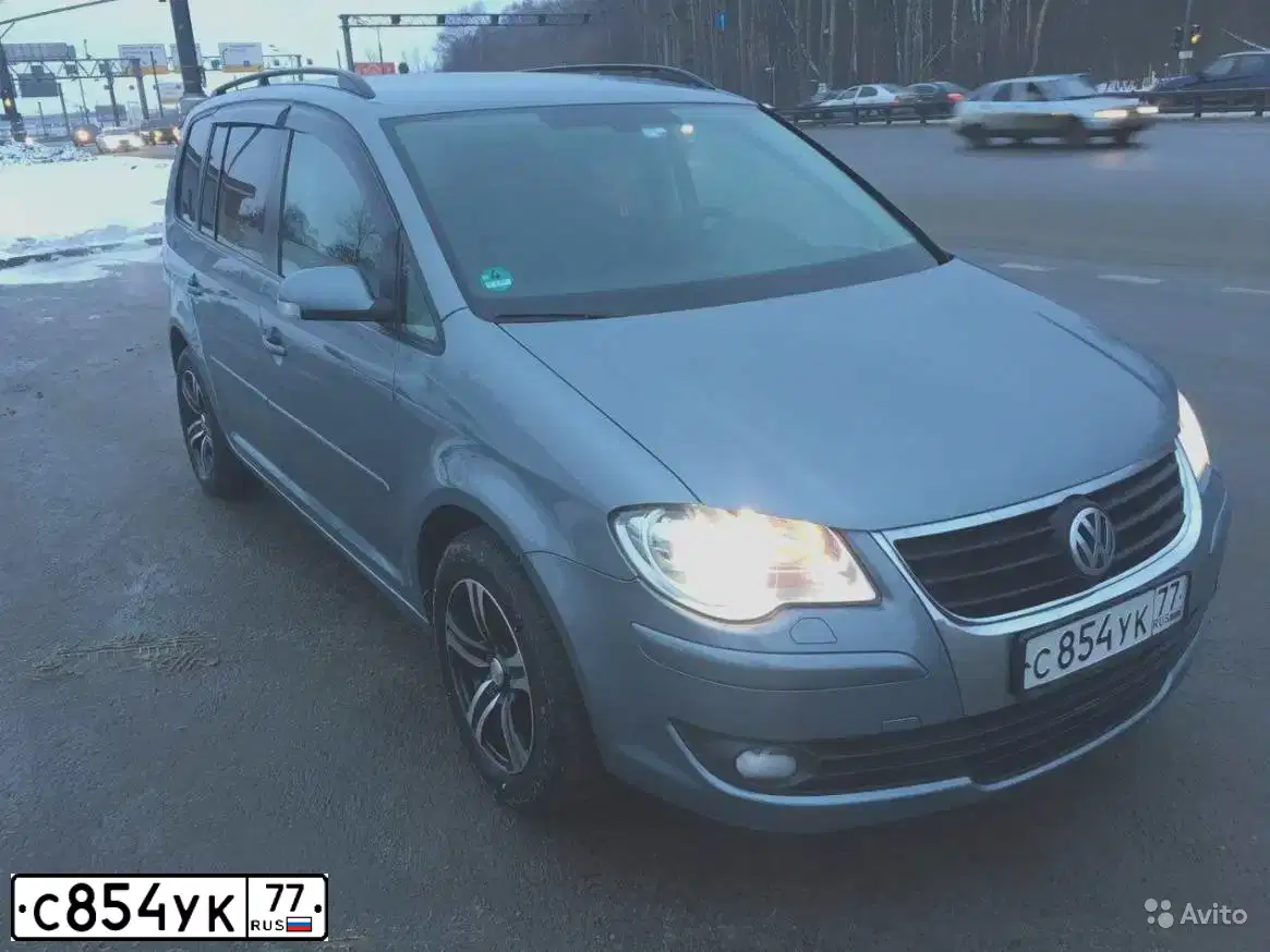 Фото автомобиля VOLKSWAGEN TOURAN, 2008 — госномер С854УК77. Цвет: СЕРЫЙ