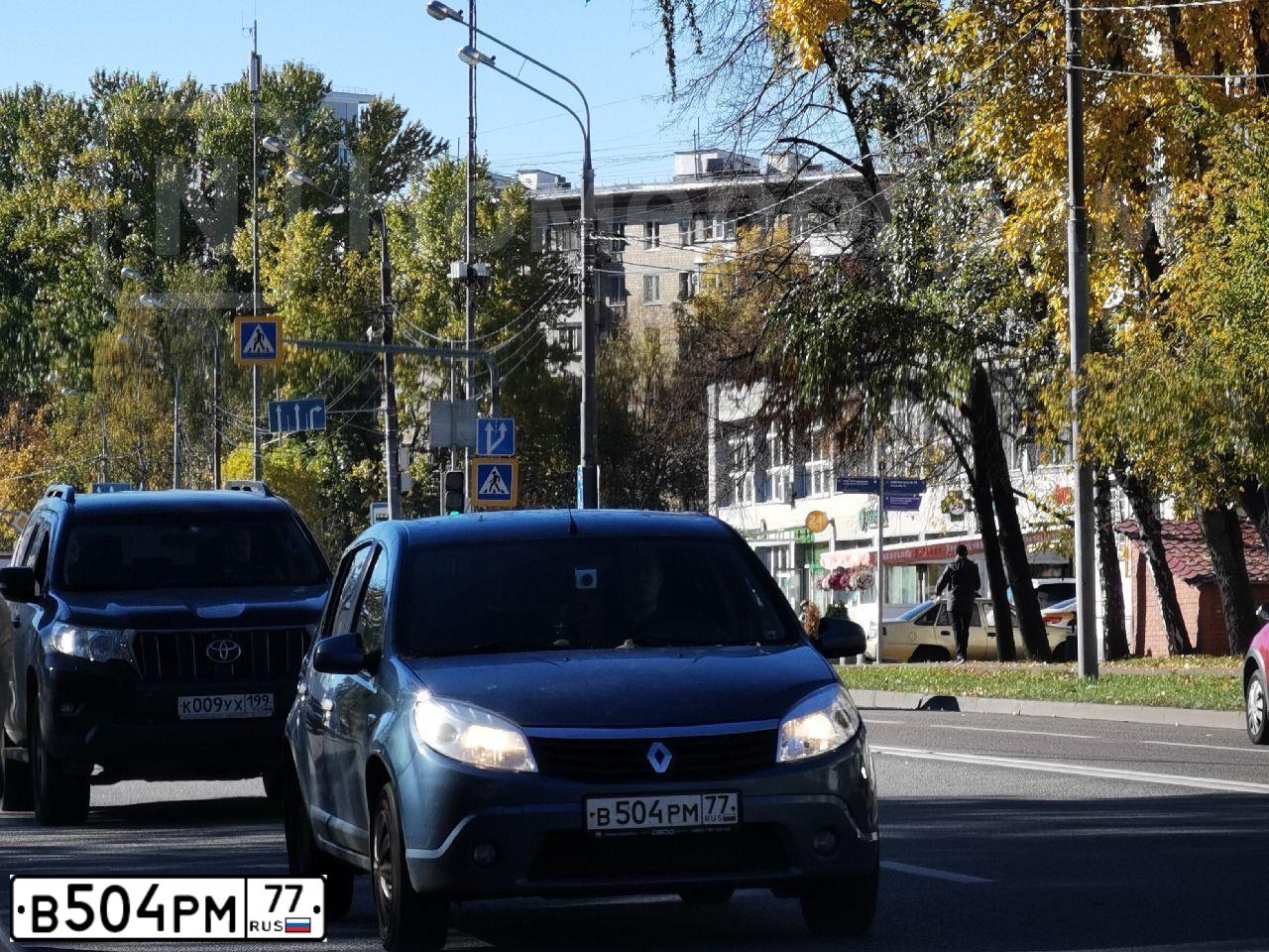 Фото автомобиля RENAULT SANDERO, 2013 — госномер В504РМ77. Цвет: СИНИЙ