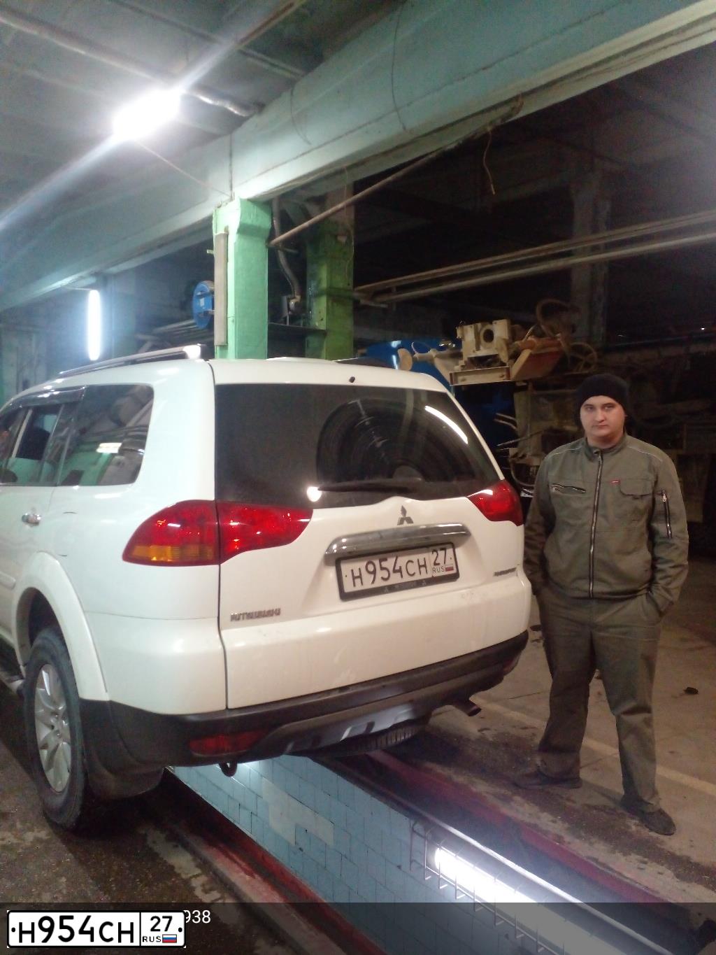 Фото автомобиля MITSUBISHI PAJERO, 2012 — госномер Р151ХВ27. Цвет: Белый
