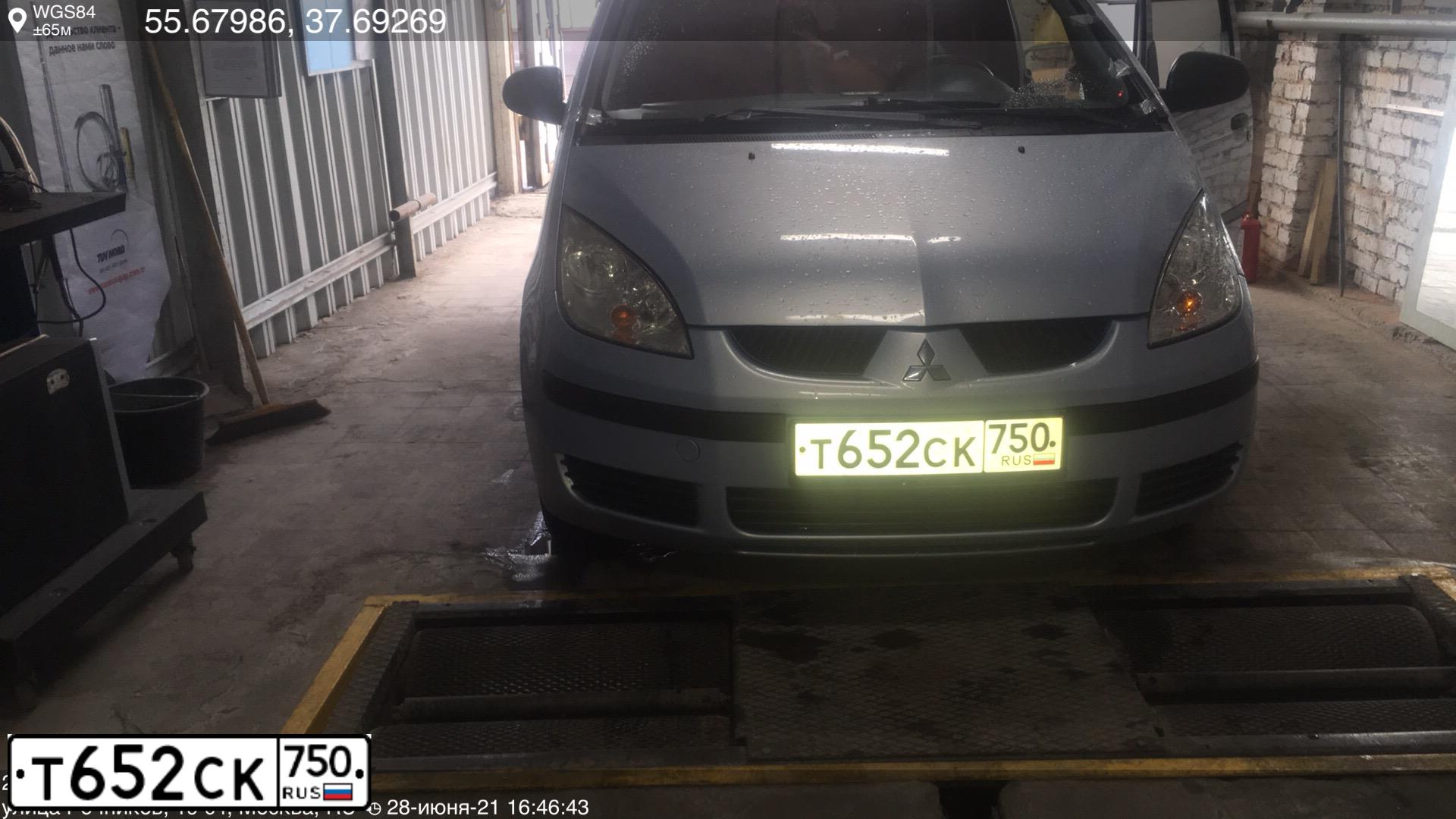 Фото автомобиля MITSUBISHI COLT, 2006 — госномер К136РЕ797. Цвет: СВЕТЛО-ГОЛУБОЙ