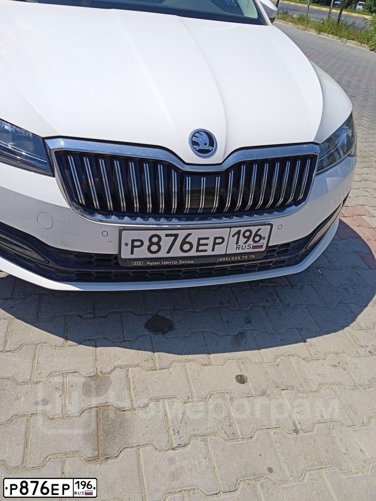 Фото автомобиля SKODA SUPERB, 2020 — госномер Р876ЕР196. Цвет: Белый