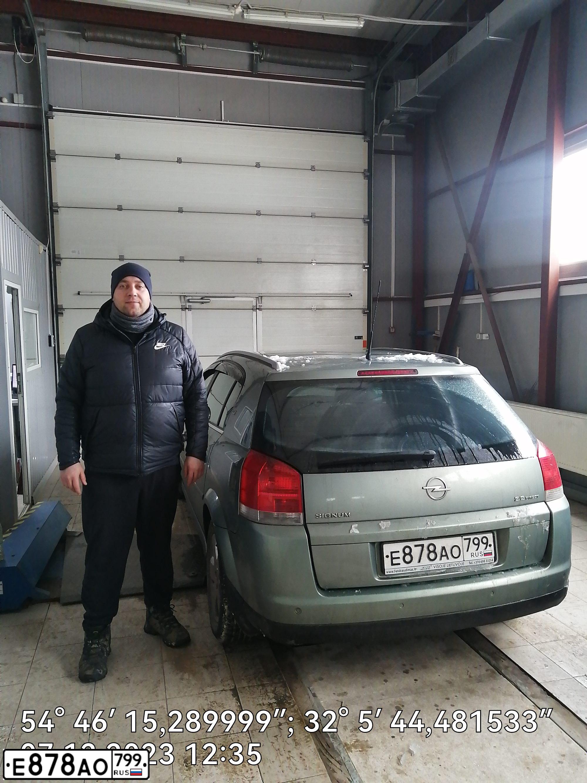 Фото автомобиля OPEL SIGNUM, 2003 — госномер Е878АО799. Цвет: СЕРО-ЗЕЛЕНЫЙ