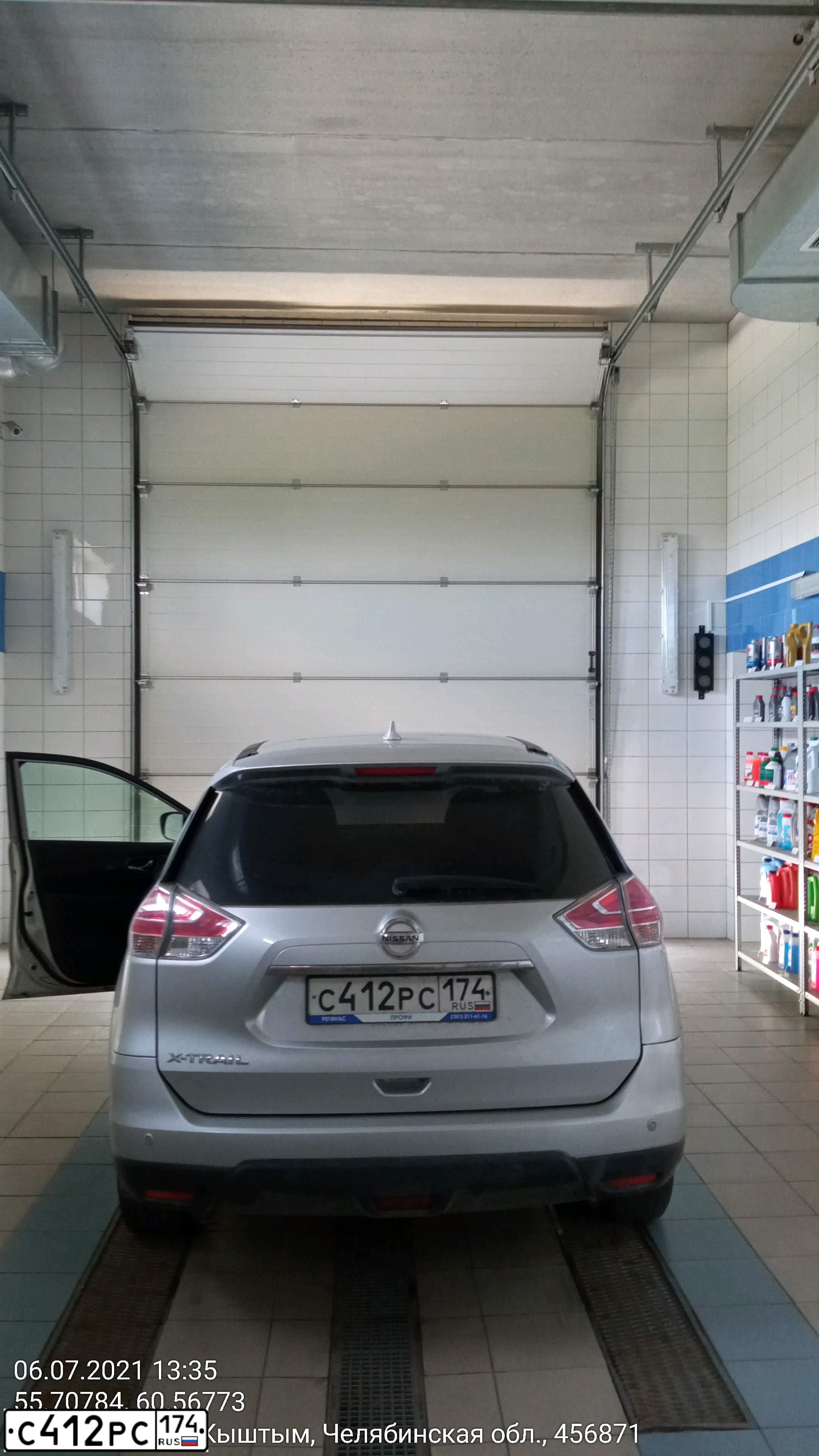 Фото автомобиля NISSAN X-TRAIL, 2016 — госномер С412РС174. Цвет: Серебристый