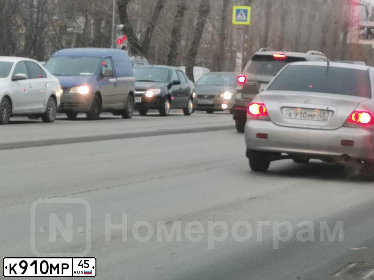 Фото автомобиля MITSUBISHI LANCER, 2006 — госномер К910МР45. Цвет: СВЕТЛО-СЕРЫЙ