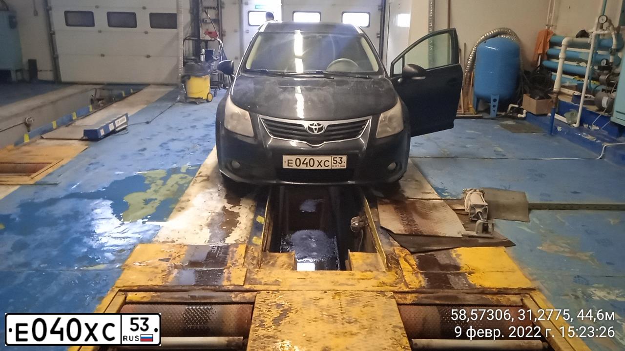 Фото автомобиля TOYOTA AVENSIS, 2010 — госномер Е040ХС53. Цвет: ЧЕРНЫЙ