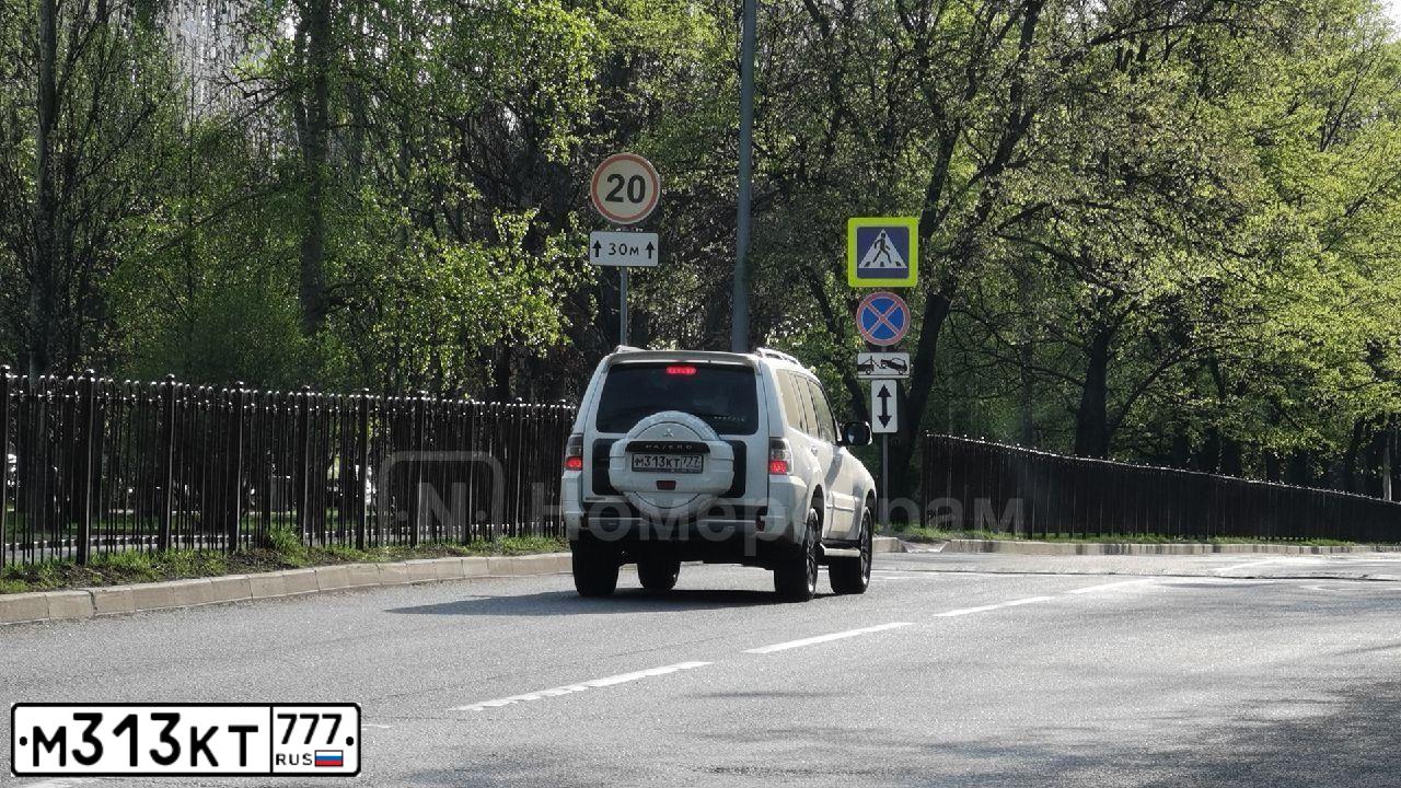 Фото автомобиля MITSUBISHI PAJERO, 2013 — госномер М313КТ777. Цвет: БЕЛЫЙ
