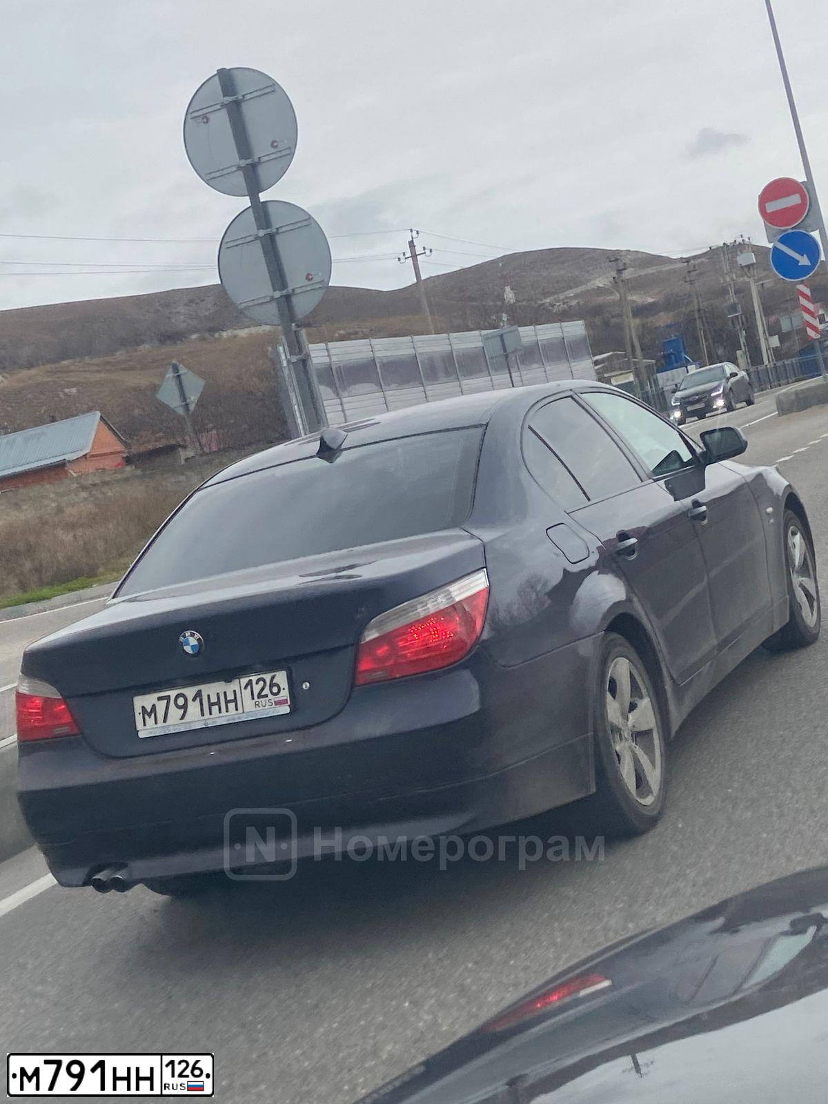 Фото автомобиля BMW SERIE 5, 2005 — госномер В926НМ09. Цвет: СИНИЙ ТЕМНЫЙ