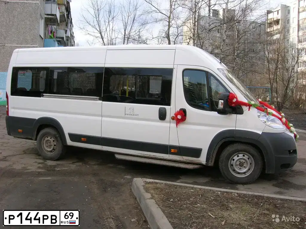 Фото автомобиля PEUGEOT BOXER, 2011 — госномер Р144РВ69. Цвет: БЕЛЫЙ