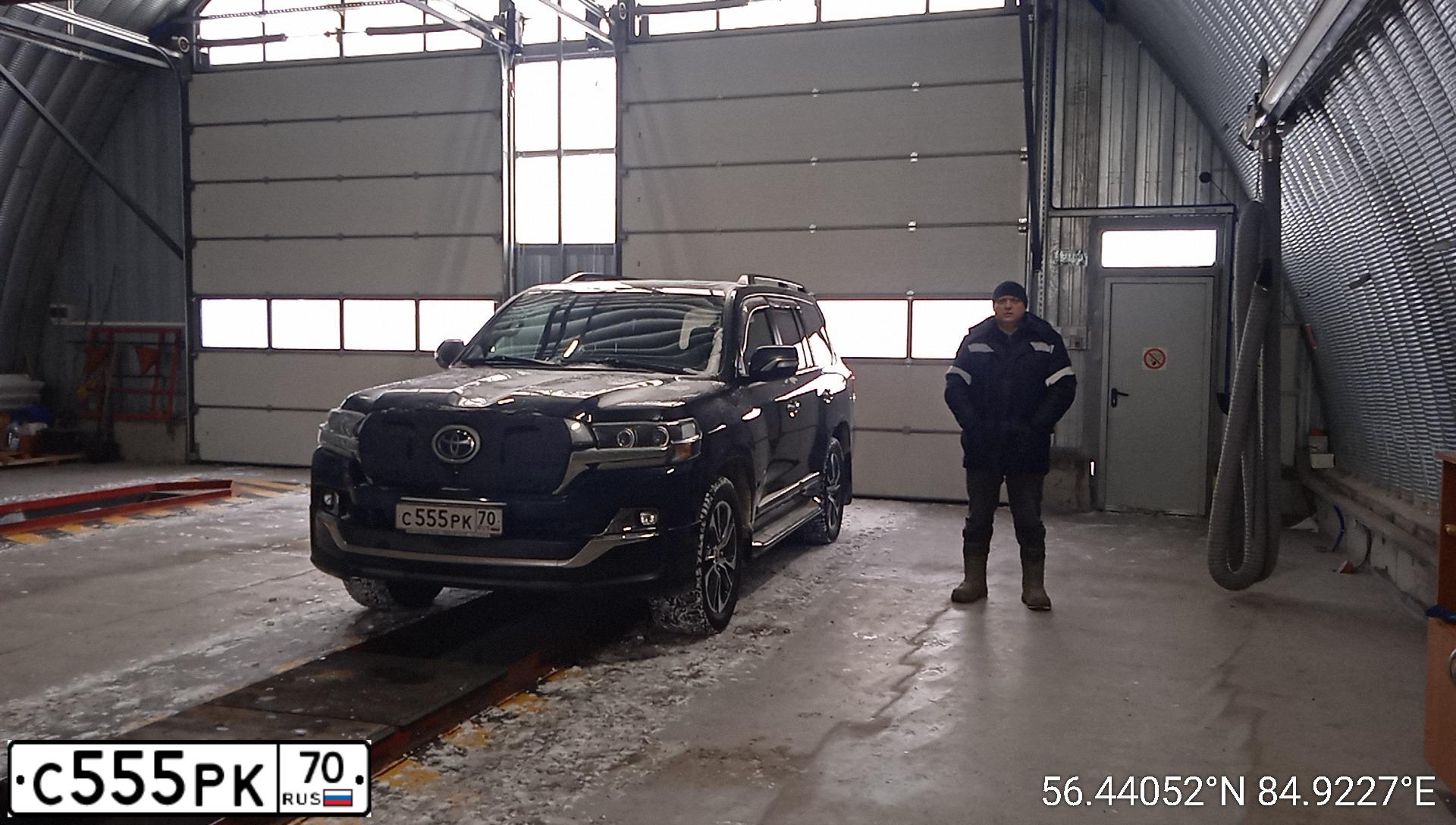 Фото автомобиля TOYOTA LANDCRUISER 200, 2020 — госномер С555РК70. Цвет: ЧЕРНЫЙ