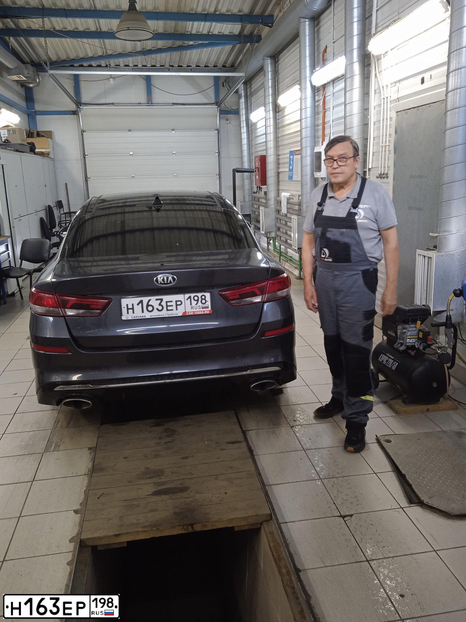 Фото автомобиля KIA MAGENTIS / OPTIMA, 2019 — госномер Н163ЕР198. Цвет: Серый