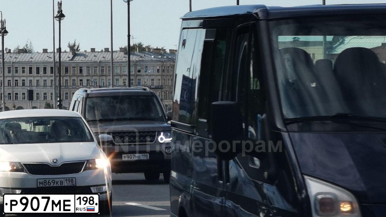 Фото автомобиля LAND ROVER DISCOVERY, 2015 — госномер Е590МУ11
