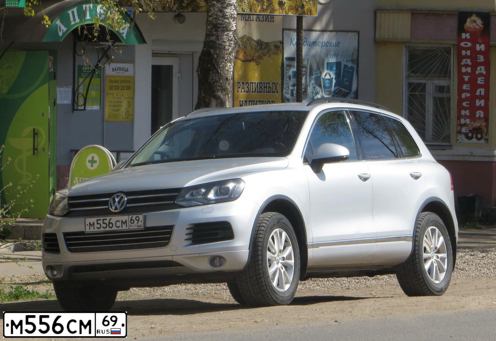 Фото автомобиля VOLKSWAGEN TOUAREG, 2011 — госномер Р504УО198. Цвет: Серебристый