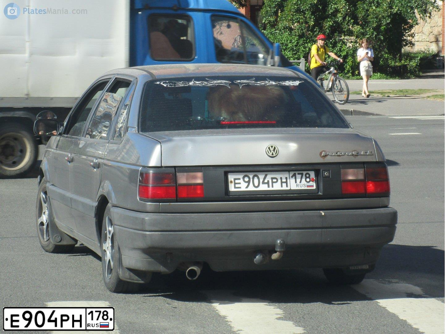 Фото автомобиля VOLKSWAGEN PASSAT, 1991 — госномер Е904РН178. Цвет: Серый