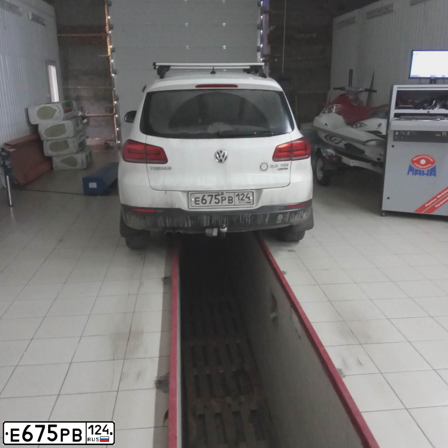 Фото автомобиля VOLKSWAGEN TIGUAN, 2014 — госномер Х168НР124. Цвет: Белый