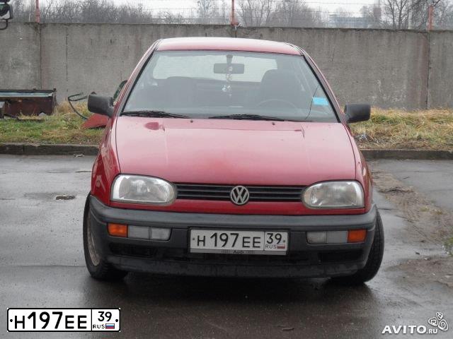 Фото автомобиля VOLKSWAGEN GOLF, 1993 — госномер Н197ЕЕ39. Цвет: КРАСНЫЙ СЕРЫЙ