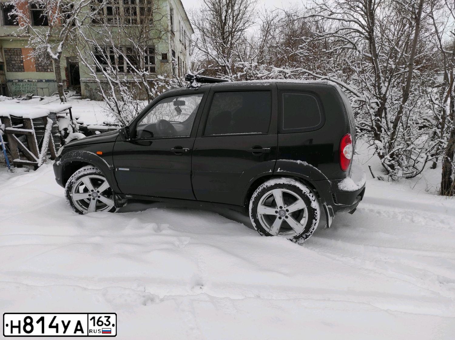 Фото автомобиля CHEVROLET NIVA, 2010 — госномер Р251ХС11. Цвет: ТЕМНО КОРИЧНЕВЫЙ МЕТАЛЛИК
