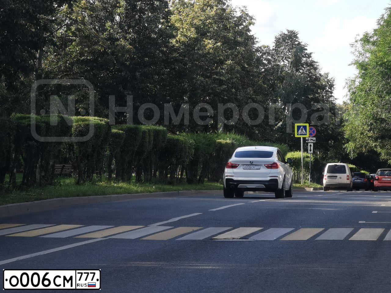 Фото автомобиля BMW X4, 2015 — госномер О006СМ777. Цвет: Белый