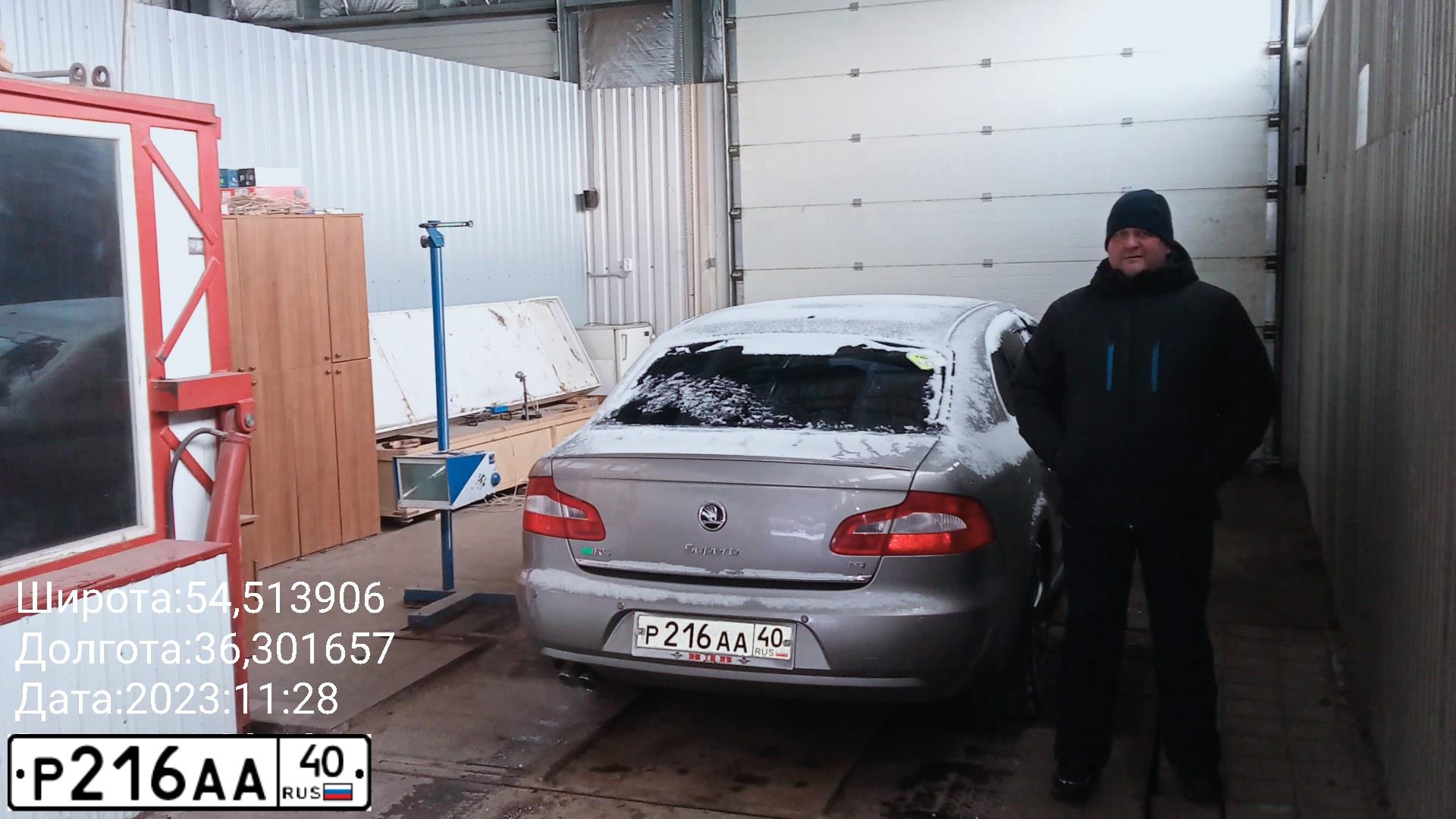 Фото автомобиля SKODA SUPERB, 2012 — госномер Р216АА40. Цвет: СЕРЫЙ
