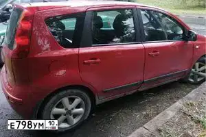 Фото автомобиля NISSAN NOTE, 2007 — госномер Е798УМ10. Цвет: ВИШНЕВЫЙ