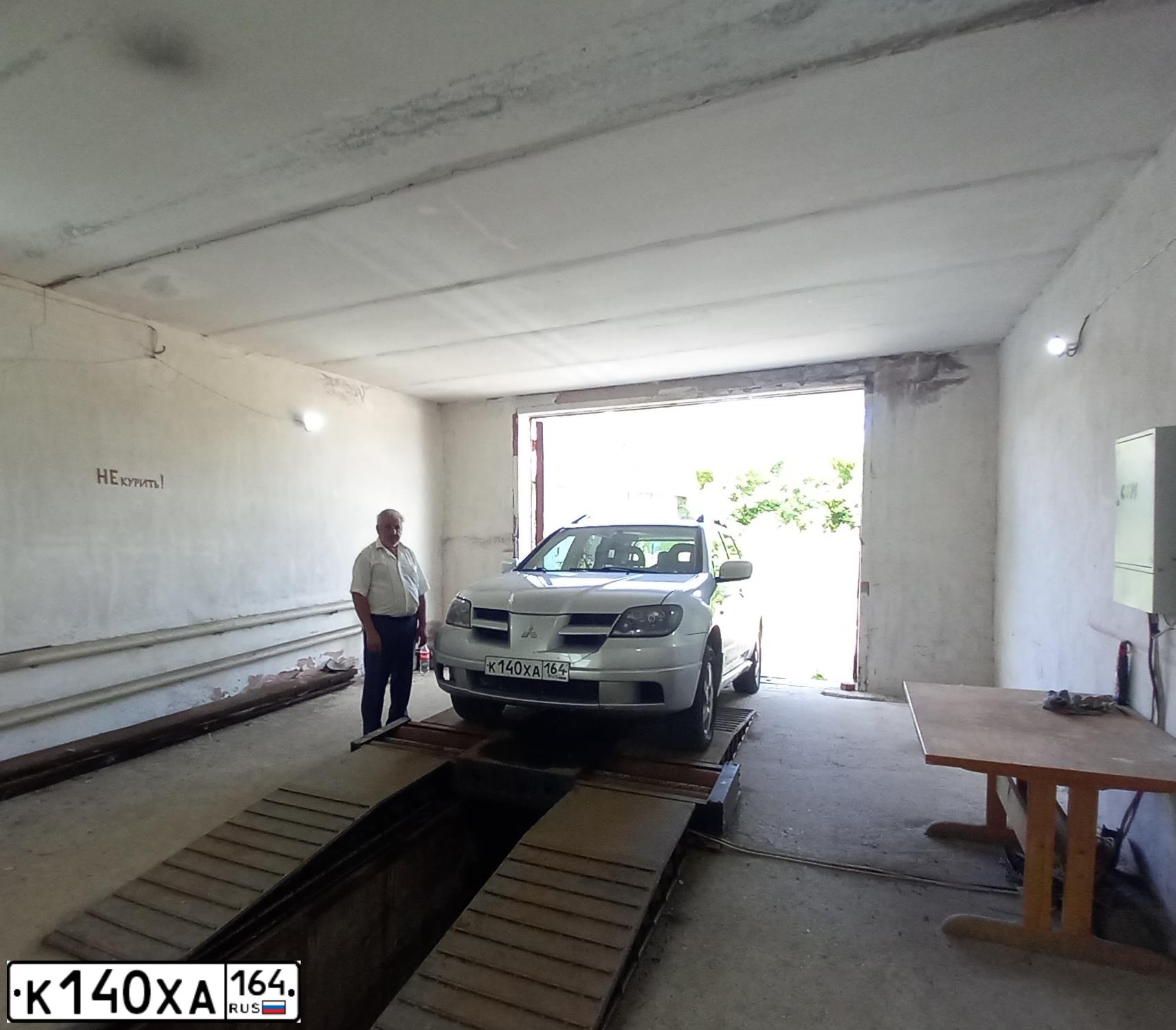 Фото автомобиля MITSUBISHI OUTLANDER, 2003 — госномер К060МК30. Цвет: СВЕТЛО-СЕРЫЙ