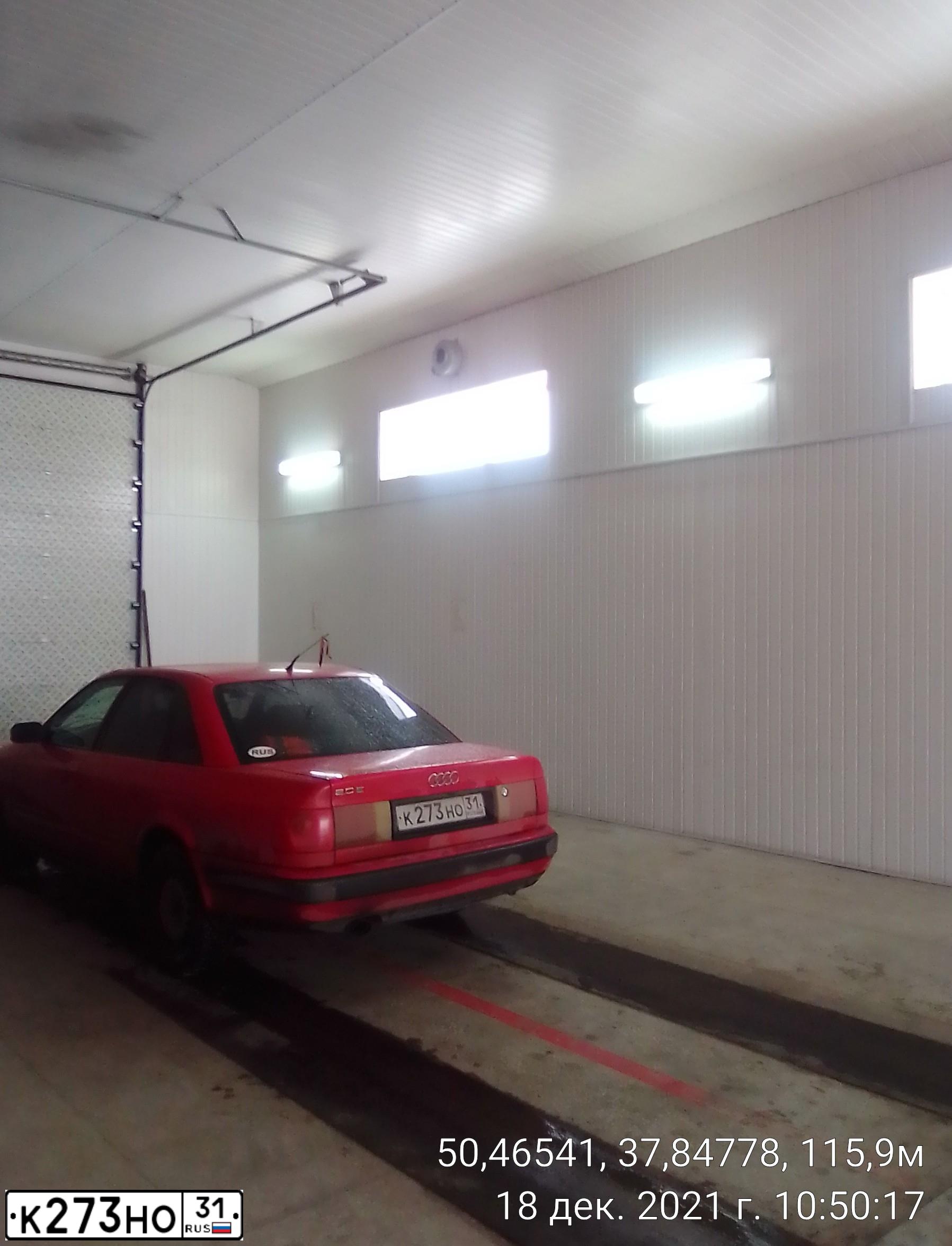 Фото автомобиля AUDI 100, 1993 — госномер К273НО31. Цвет: Красный